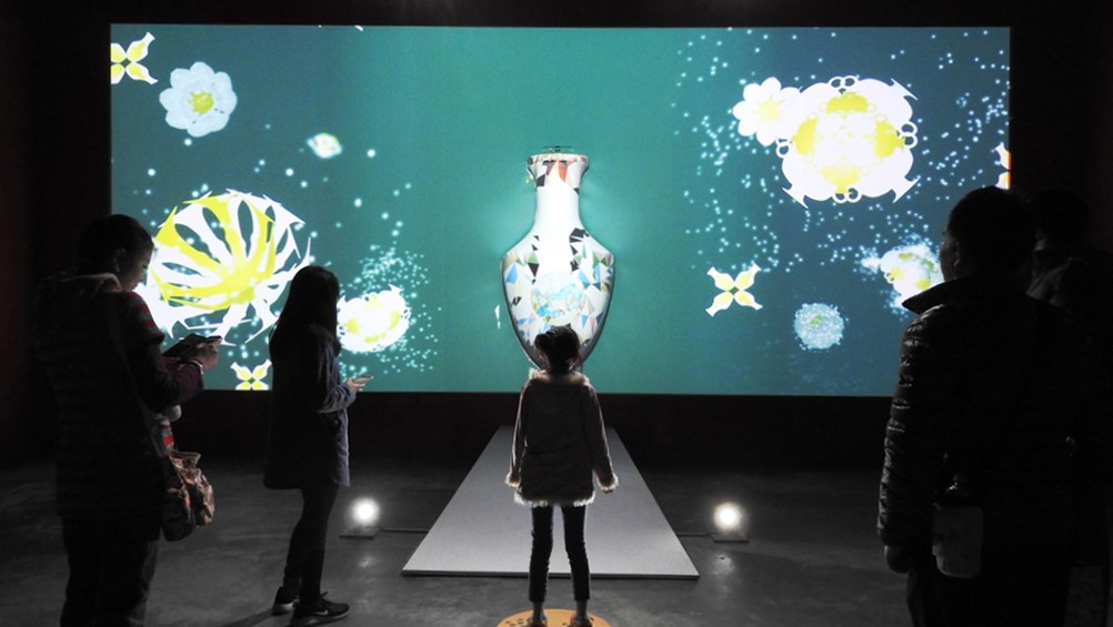 「顏色之樹」,可萃取觀眾身上服裝的色調及花樣,投影到大型陶瓶產生專屬個人的彩繪影像。 圖:鶯歌陶瓷博物館提供 「顏色之樹」,可萃取觀眾身上服裝的色調及花樣,投影到大型陶瓶產生專屬個人的彩繪影像。 圖:鶯歌陶瓷博物館提供