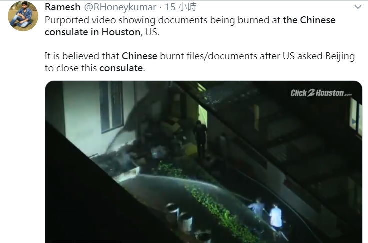 中國駐美國休士頓領事館22日傳出火警,但警消不得其門而入,有民眾拍到館方人員正在焚燒大量文件,事後自行滅火。 圖:翻攝自Ramesh推特 中國駐美國休士頓領事館22日傳出火警,但警消不得其門而入,有民眾拍到館方人員正在焚燒大量文件,事後自行滅火。 圖:翻攝自Ramesh推特