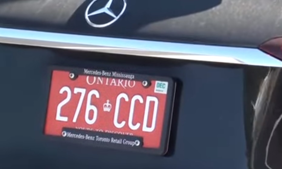 掛有外交使節牌照的賓士名車,因為在加拿大高速公路狂飆,被警方攔截,事後查證該車為中國領事所有。 圖:翻攝自YouTube/pete fisher 掛有外交使節牌照的賓士名車,因為在加拿大高速公路狂飆,被警方攔截,事後查證該車為中國領事所有。 圖:翻攝自YouTube/pete fisher