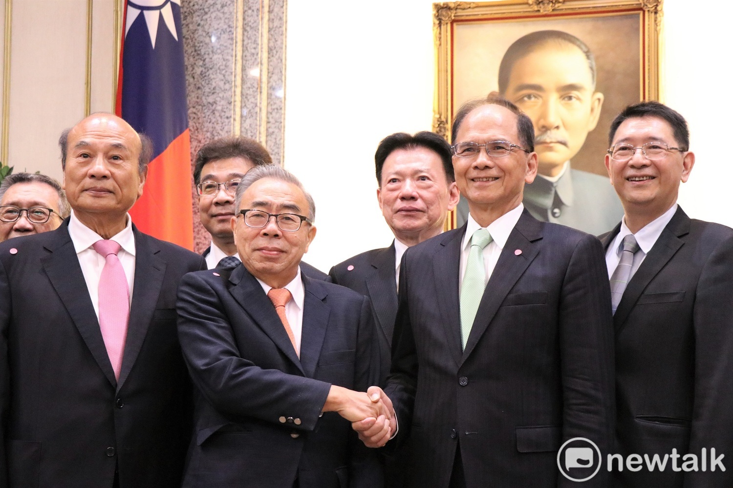 立法院長游錫堃今早前往會客室,接見全國工業總會理事長王文淵和幹部。 圖:謝孟華/攝 立法院長游錫堃今早前往會客室,接見全國工業總會理事長王文淵和幹部。 圖:謝孟華/攝