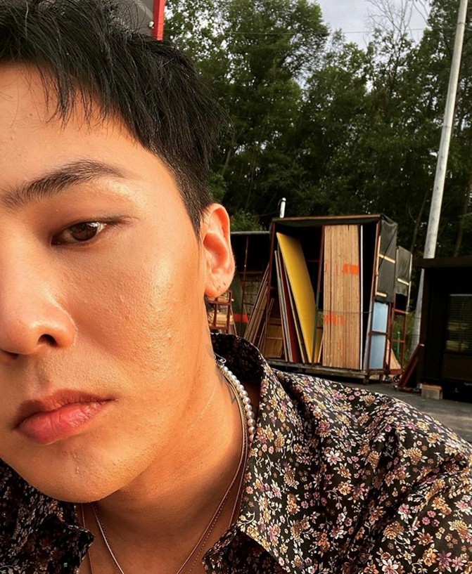 GD自拍照洩臉部皮膚狀態不佳。 圖:翻攝自G-DRAGON IG GD自拍照洩臉部皮膚狀態不佳。 圖:翻攝自G-DRAGON IG