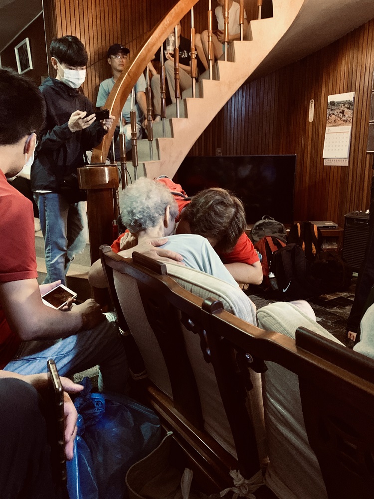 與陳家認識的友人擁抱年事已高的陳母。 圖:讀者提供 與陳家認識的友人擁抱年事已高的陳母。 圖:讀者提供