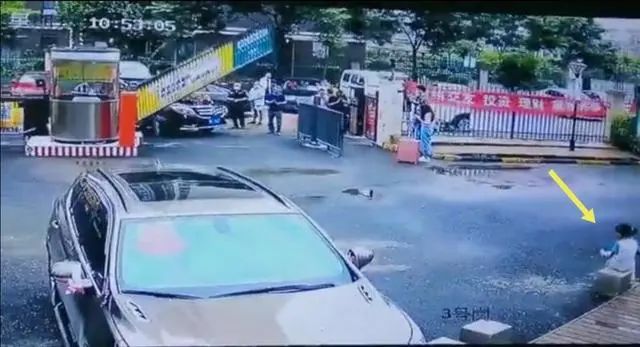 中國一輛迎新禮車失控撞上兩名幼童。 圖:翻攝自微博 中國一輛迎新禮車失控撞上兩名幼童。 圖:翻攝自微博