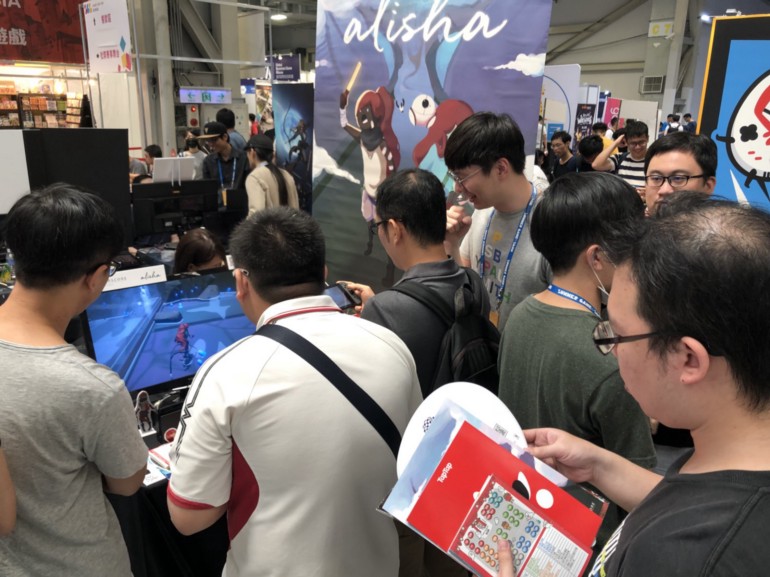 踩底線共同創辦人林宏宇表示,當初設計遊戲時的精神是希望能創作出一款聚會遊戲,不單只是玩家能獲得遊戲的樂趣,在一旁觀看的朋友也能透過兩組玩家之間的對話與合作得到其他樂趣。 圖:創夢市集/提供 踩底線共同創辦人林宏宇表示,當初設計遊戲時的精神是希望能創作出一款聚會遊戲,不單只是玩家能獲得遊戲的樂趣,在一旁觀看的朋友也能透過兩組玩家之間的對話與合作得到其他樂趣。 圖:創夢市集/提供