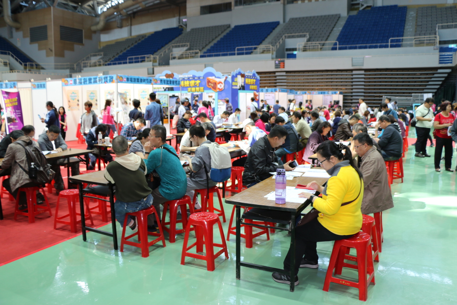 新北市政府與勞動部7月25日聯手舉辦疫後全國最大規模就業博覽會「2020台灣就業通新北地區就業博覽會」。 圖:新北市勞工局提供 新北市政府與勞動部7月25日聯手舉辦疫後全國最大規模就業博覽會「2020台灣就業通新北地區就業博覽會」。 圖:新北市勞工局提供