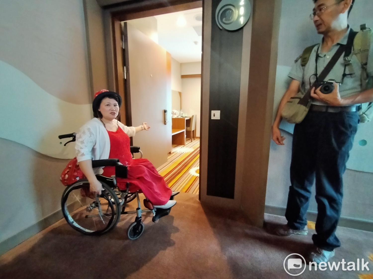 創辦無障礙旅行社的鄭淑勻老師體驗統一渡假村的無障礙客房。 唐復年/攝 創辦無障礙旅行社的鄭淑勻老師體驗統一渡假村的無障礙客房。 唐復年/攝