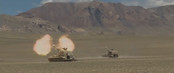 《央視軍事》放上砲車實彈射擊影片,可見單炮多發射擊、多炮種等速射擊、極限距離射擊等練習。 圖:擷取自微博 《央視軍事》放上砲車實彈射擊影片,可見單炮多發射擊、多炮種等速射擊、極限距離射擊等練習。 圖:擷取自微博