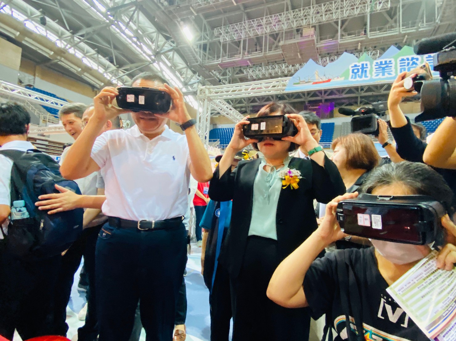 新北市長侯友宜與勞動部長許銘春一起VR體驗。 圖:新北市勞工局提供 新北市長侯友宜與勞動部長許銘春一起VR體驗。 圖:新北市勞工局提供