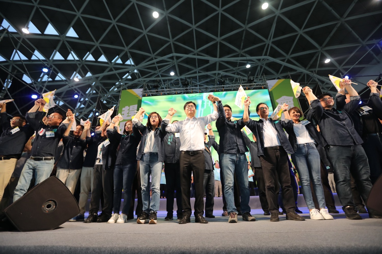 陳其邁( 中)率競選幹部答謝支持者。 圖:陳其邁競辦/提供 陳其邁( 中)率競選幹部答謝支持者。 圖:陳其邁競辦/提供