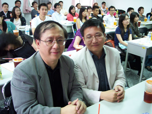 中山大學教授林德昌(左)在18年內指導了148位碩士、29位博士。 圖:取自中山大學官網 中山大學教授林德昌(左)在18年內指導了148位碩士、29位博士。 圖:取自中山大學官網