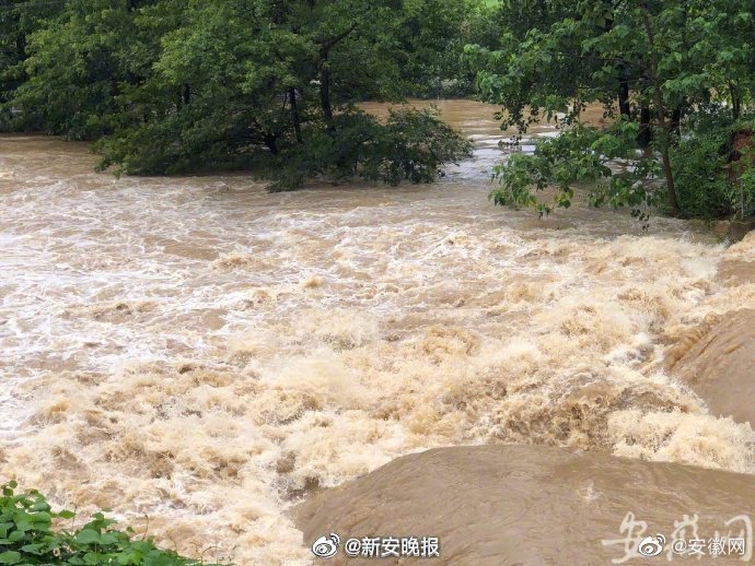 近日長江流域各地飽受洪水之災,苦不堪言。 圖:翻攝自新安晚報 近日長江流域各地飽受洪水之災,苦不堪言。 圖:翻攝自新安晚報