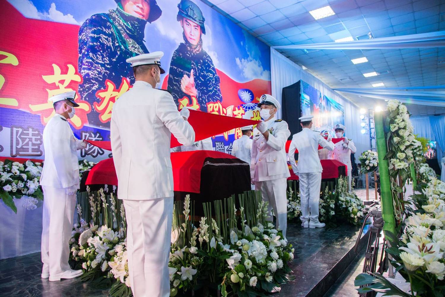 海軍為兩位殉職殉職隊員覆蓋國旗。 圖:海軍陸戰隊/提供 海軍為兩位殉職殉職隊員覆蓋國旗。 圖:海軍陸戰隊/提供
