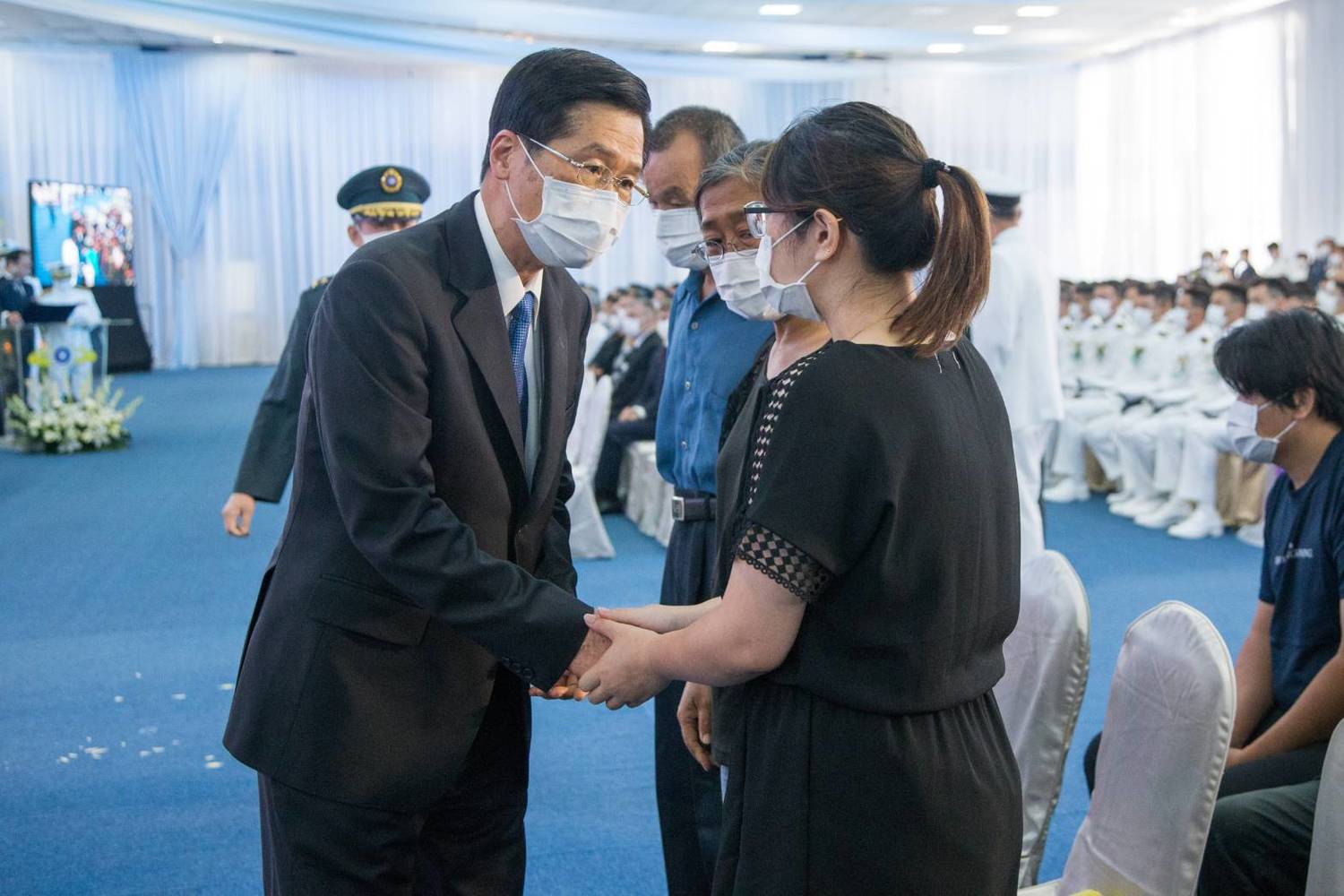 國防部長嚴德發(左)慰問殉職殉職隊員家屬。 圖:海軍陸戰隊/提供 國防部長嚴德發(左)慰問殉職殉職隊員家屬。 圖:海軍陸戰隊/提供
