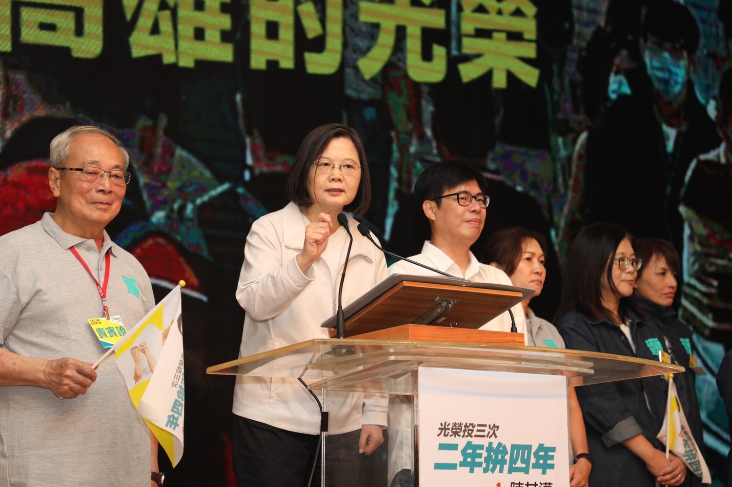 總統蔡英文出席陳其邁7月26日「百工百業挺其邁」造勢大會。 圖:民進黨提供 總統蔡英文出席陳其邁7月26日「百工百業挺其邁」造勢大會。 圖:民進黨提供