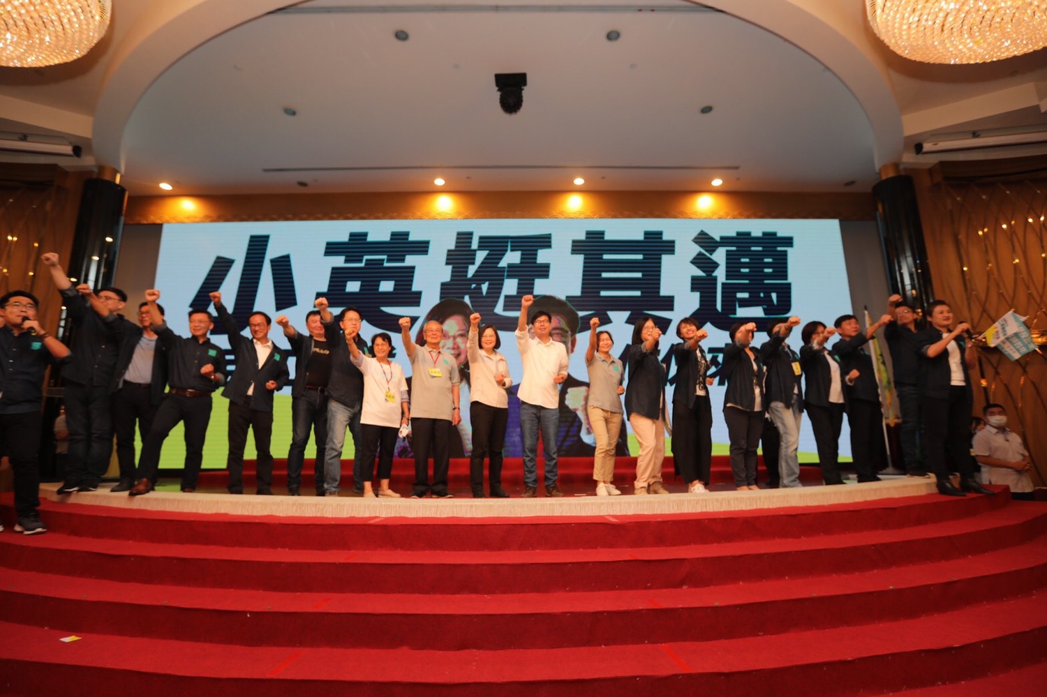 總統蔡英文26日出席「百工百業挺其邁大會」,為民進黨高雄市長補選參選人陳其邁輔選。 圖:民進黨提供 總統蔡英文26日出席「百工百業挺其邁大會」,為民進黨高雄市長補選參選人陳其邁輔選。 圖:民進黨提供