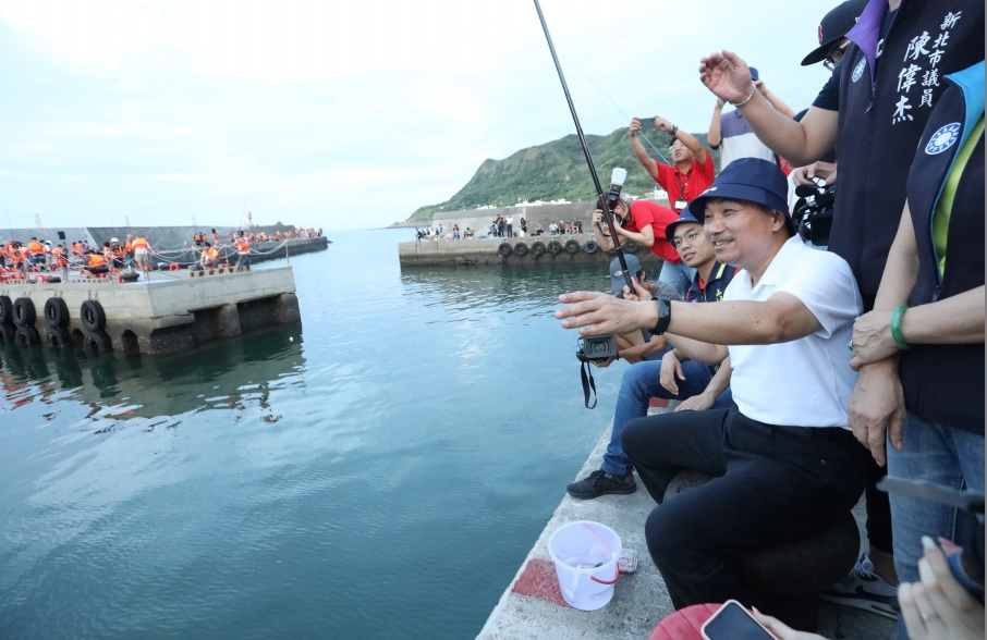 侯友宜下場體驗垂釣樂趣。 圖:新北市政府提供 侯友宜下場體驗垂釣樂趣。 圖:新北市政府提供