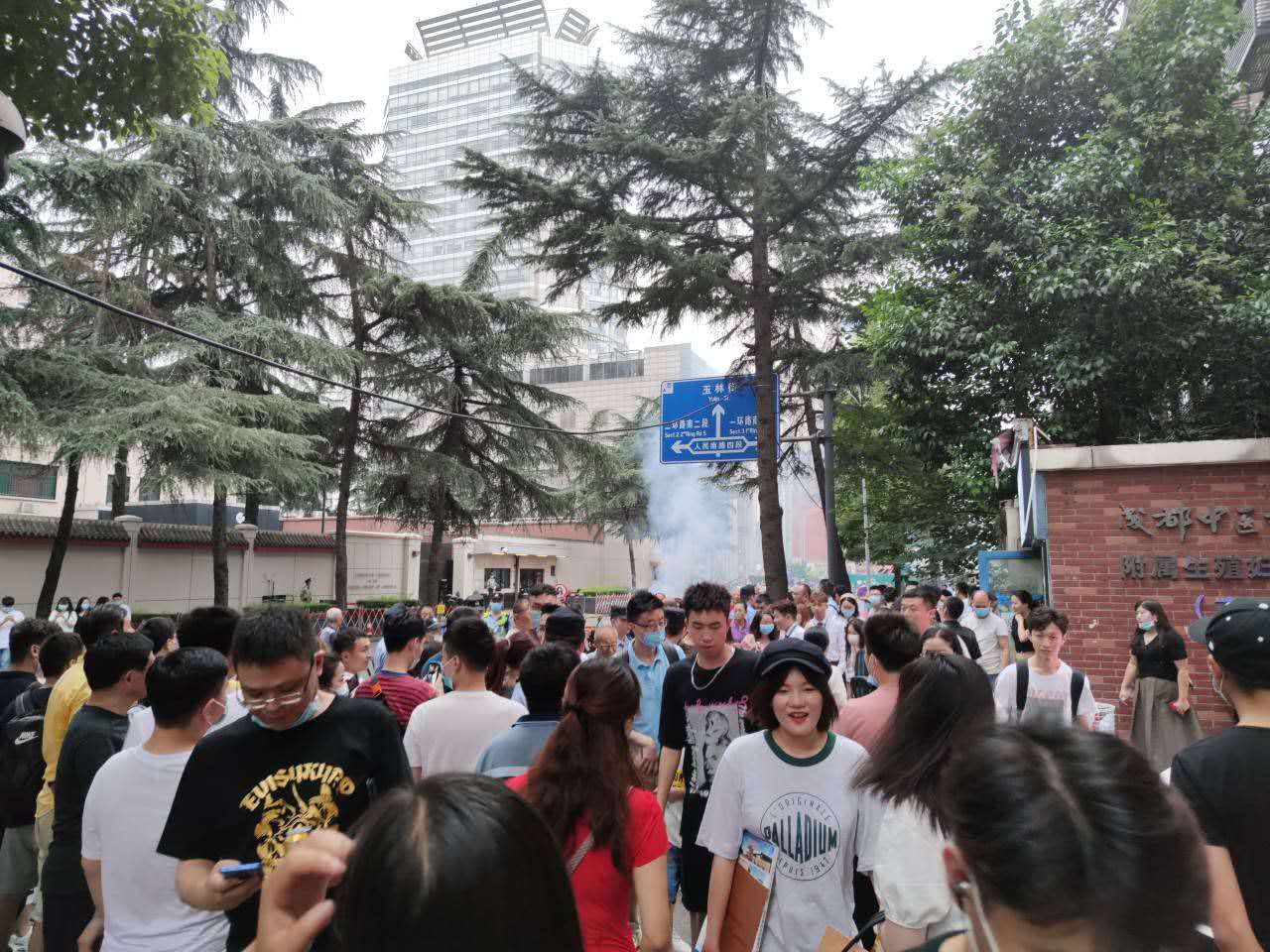 網友拍下美國駐成都總領事館被中國勒令關閉時,眾多中國人前往拍照紀念的盛況,宛如菜市場。 圖:翻攝自your推特 網友拍下美國駐成都總領事館被中國勒令關閉時,眾多中國人前往拍照紀念的盛況,宛如菜市場。 圖:翻攝自your推特