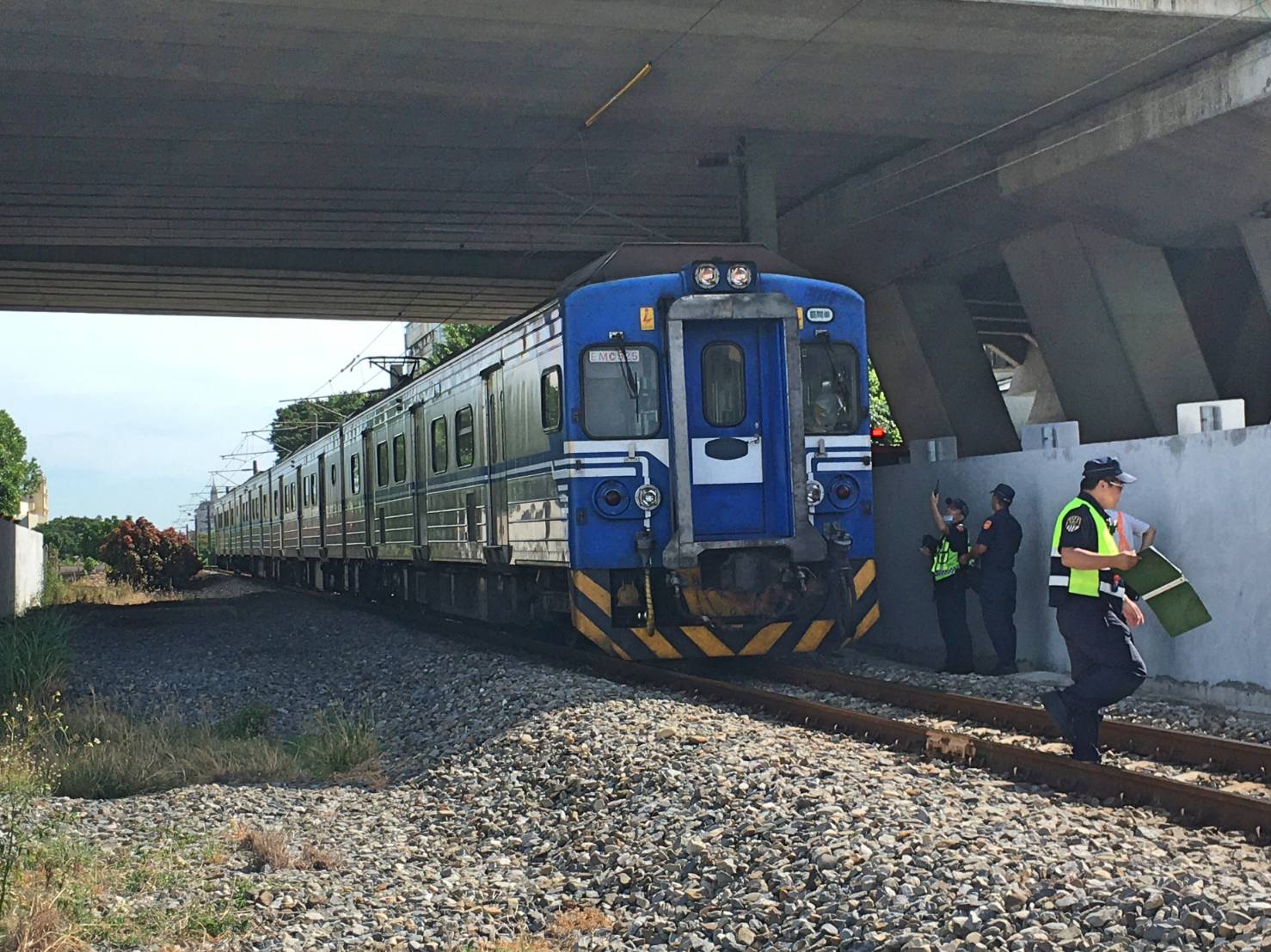 一名男子遭南下區間車撞上,送醫不治,鐵路警察抵達現場進行蒐證。 圖:台鐵/提供 一名男子遭南下區間車撞上,送醫不治,鐵路警察抵達現場進行蒐證。 圖:台鐵/提供