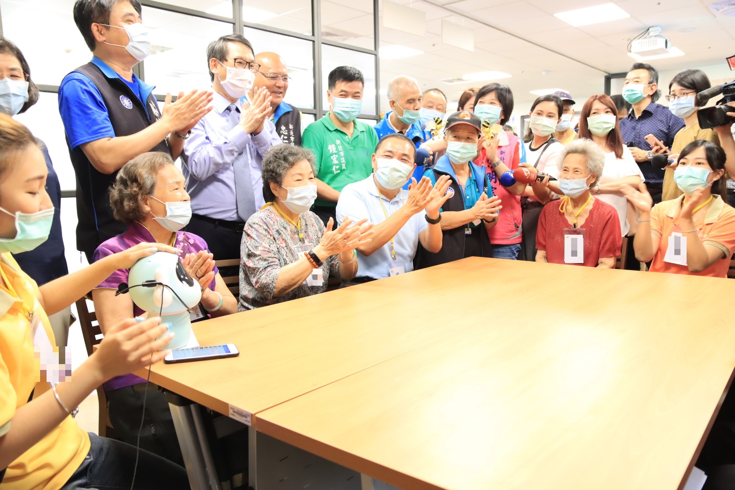 侯友宜與長者一起參與認知活動。 圖:新北市衛生局提供 侯友宜與長者一起參與認知活動。 圖:新北市衛生局提供