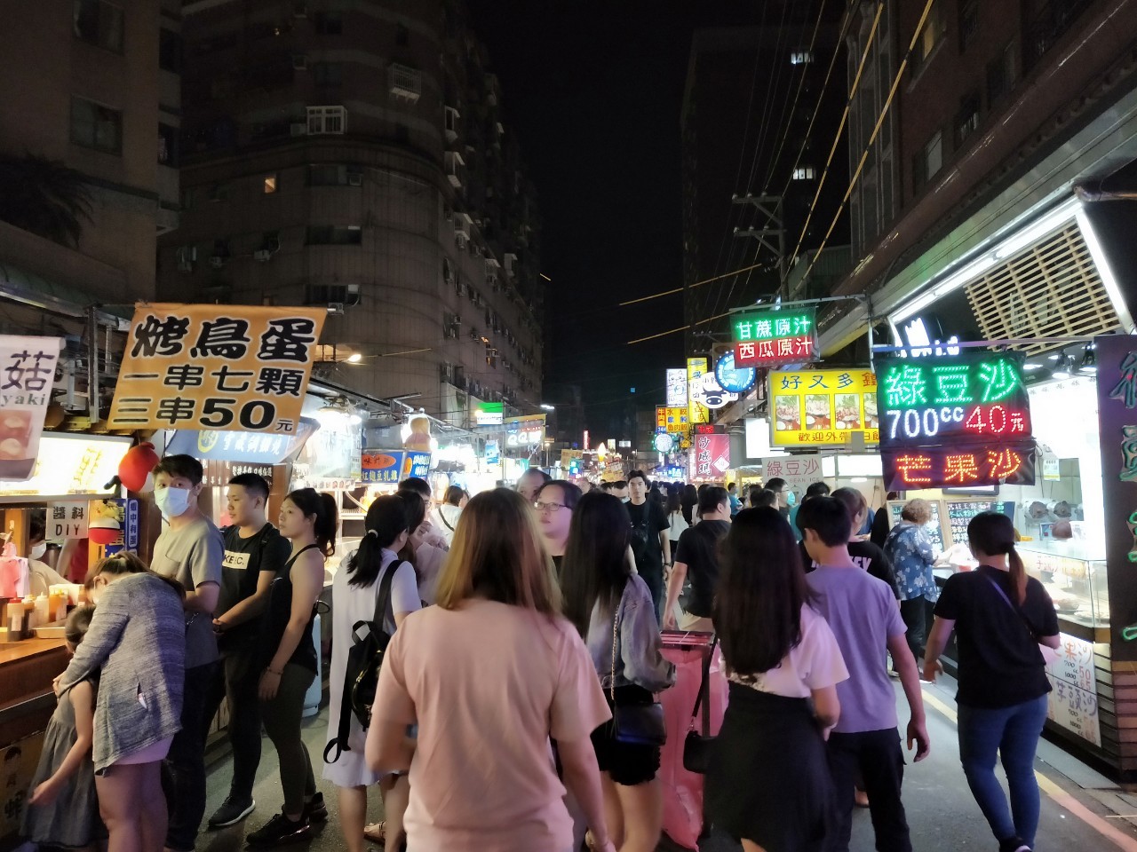 新北市推出500三倍券換800新北特惠券活動,採抽獎制,8月4日公布得獎名單,將開放線上預約及遠端取號系統讓民眾更方便兌換。 圖:新北市經發局提供 新北市推出500三倍券換800新北特惠券活動,採抽獎制,8月4日公布得獎名單,將開放線上預約及遠端取號系統讓民眾更方便兌換。 圖:新北市經發局提供