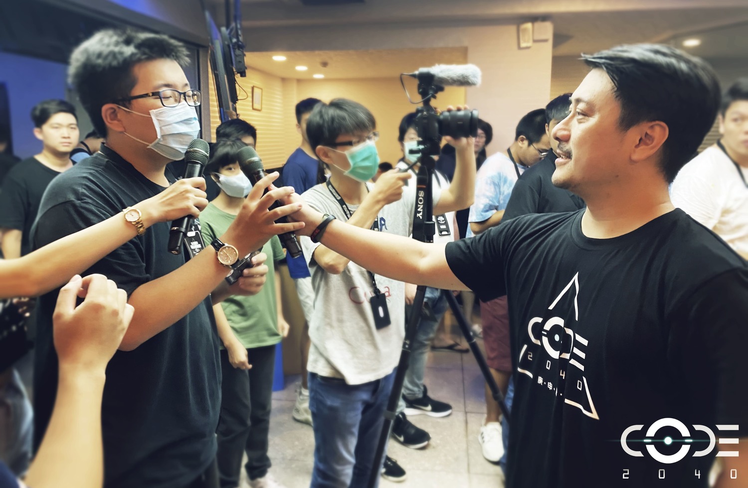 製作人林敬閔展現親和力與玩家近距離互動 圖:WANIN Games/提供 製作人林敬閔展現親和力與玩家近距離互動 圖:WANIN Games/提供