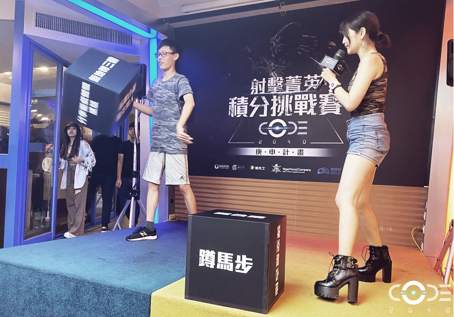 台北場主持人與玩家現場小遊戲互動 圖:WANIN Games/提供 台北場主持人與玩家現場小遊戲互動 圖:WANIN Games/提供