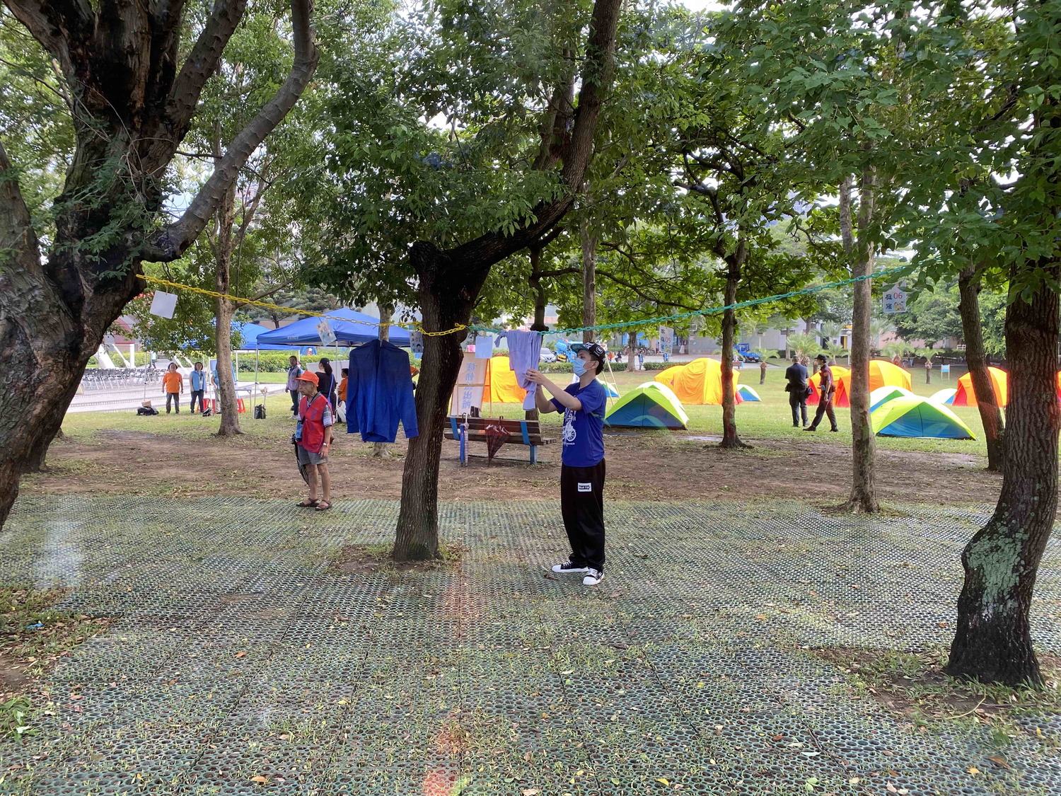 新莊區公所結合在地社團組織,演練災難來臨時,確保帳篷的數量充足。 圖:新莊區公所提供 新莊區公所結合在地社團組織,演練災難來臨時,確保帳篷的數量充足。 圖:新莊區公所提供