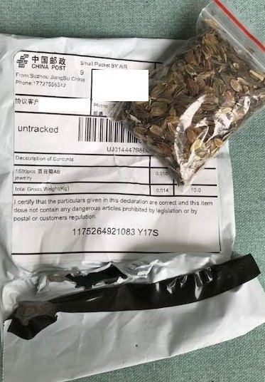 美國民眾收到來路不明的種子包裹,郵件上還有中文簡體字「中國郵政」、「協議客戶」等字樣,內容物則以前文註明「jewelry」。 圖:翻攝自美阿拉巴馬州農業部 美國民眾收到來路不明的種子包裹,郵件上還有中文簡體字「中國郵政」、「協議客戶」等字樣,內容物則以前文註明「jewelry」。 圖:翻攝自美阿拉巴馬州農業部