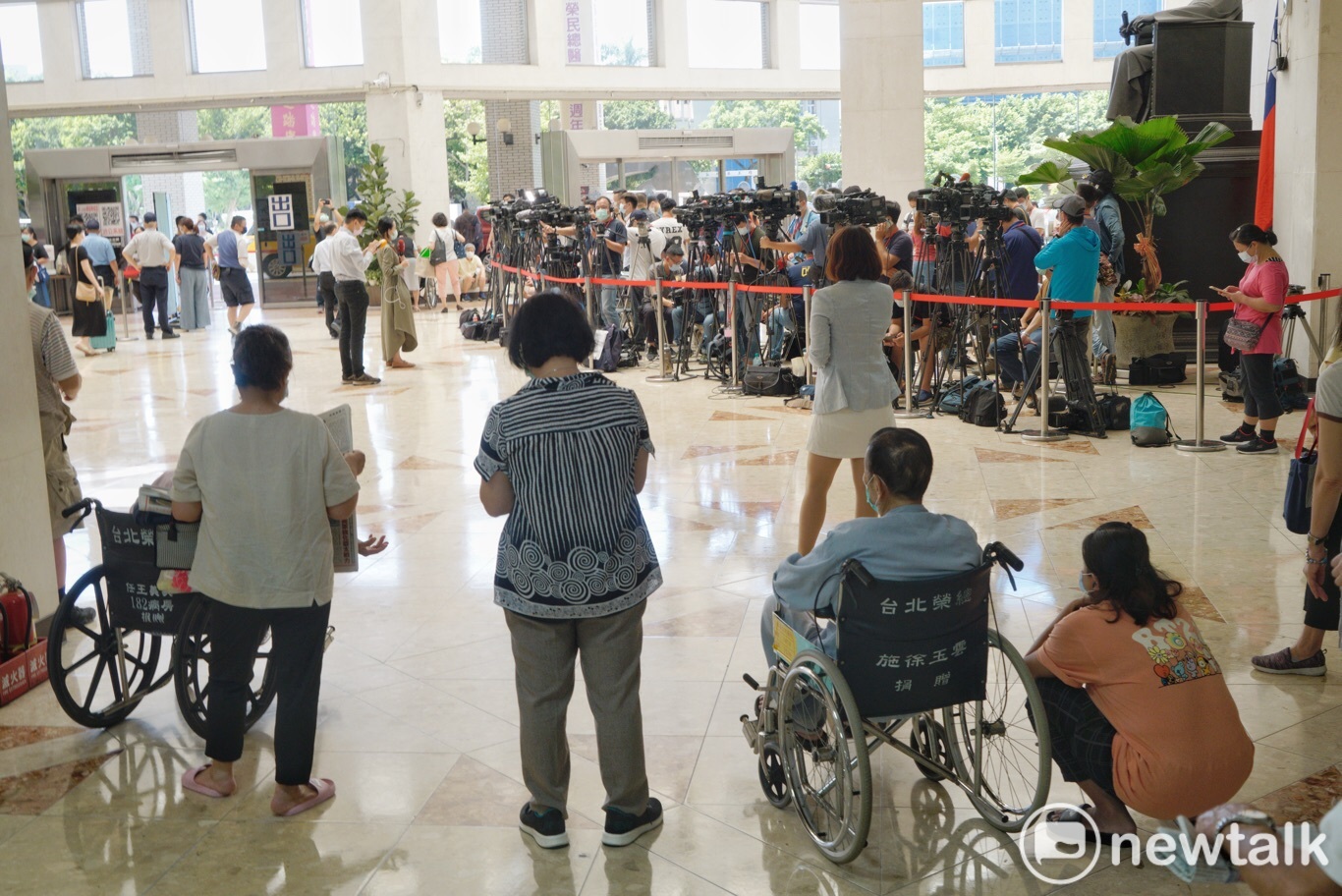 北榮大廳聚集許多媒體。 圖:張良一 / 攝 北榮大廳聚集許多媒體。 圖:張良一 / 攝
