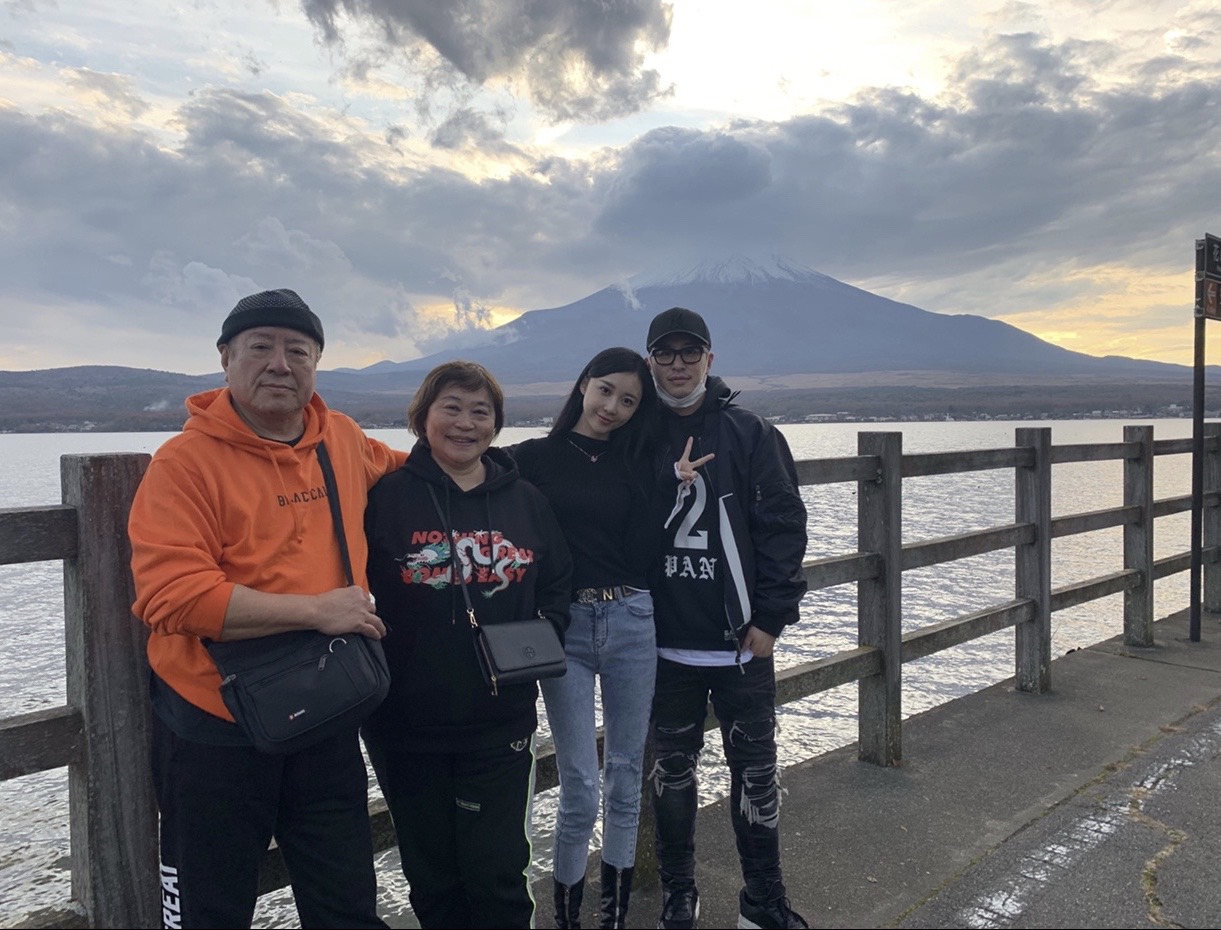 潘瑋柏27日在微博放上全家人的照片。 圖:翻攝微博 潘瑋柏27日在微博放上全家人的照片。 圖:翻攝微博