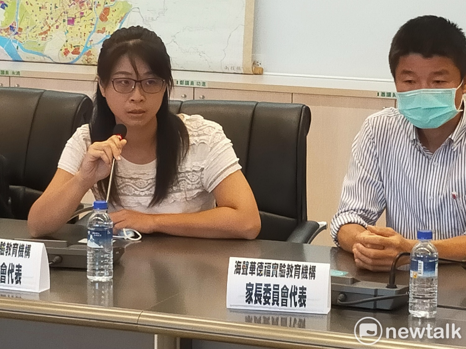 家長代表指出,過去的實驗教育在台中市尚缺乏高中部分,好不容易東勢實驗教育園區設有高中,很多家長都在等這一刻,但中市府的決定讓許多家長都失望了。 圖:唐復年/攝 家長代表指出,過去的實驗教育在台中市尚缺乏高中部分,好不容易東勢實驗教育園區設有高中,很多家長都在等這一刻,但中市府的決定讓許多家長都失望了。 圖:唐復年/攝