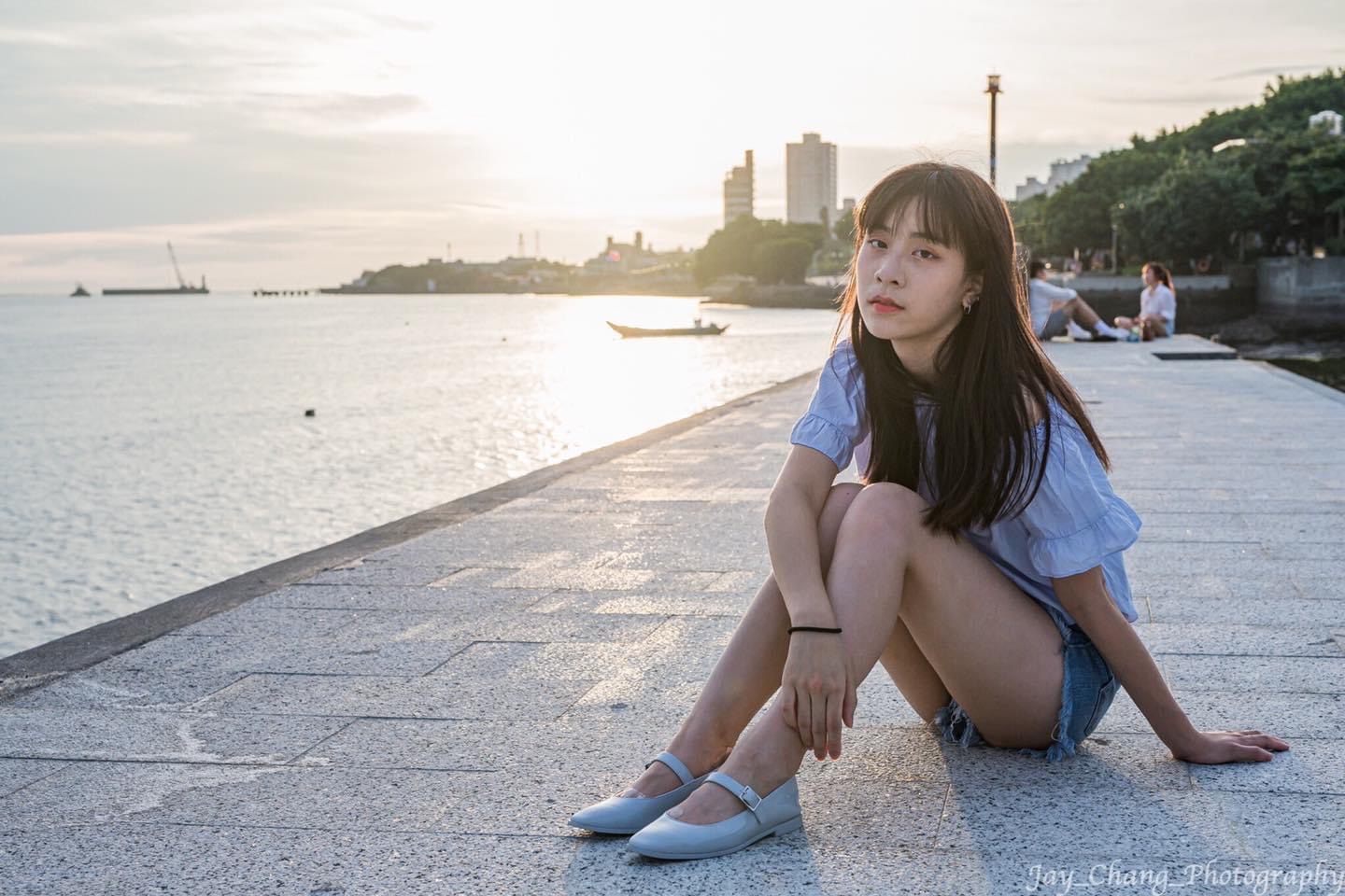 Youtuber「54黃蓉」以影片《北一女學渣,讀書半年上台大》迅速爆紅,引發熱烈討論。 圖:翻攝自54黃蓉臉書 Youtuber「54黃蓉」以影片《北一女學渣,讀書半年上台大》迅速爆紅,引發熱烈討論。 圖:翻攝自54黃蓉臉書