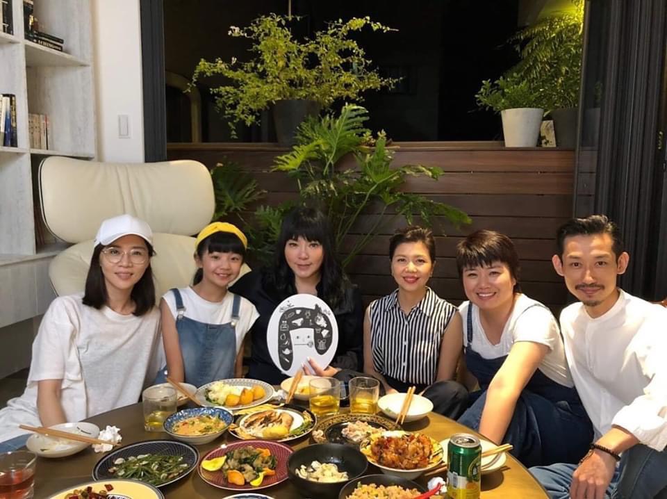 《俗女養成記2》將是全新創作,新角色的故事線非常精采。圖為第一季原班人馬做客唐綺陽(左三)節目。由左至右分別是謝盈萱、吳以涵、于子育、嚴藝文、陳竹昇。 圖:翻攝自謝盈萱臉書 《俗女養成記2》將是全新創作,新角色的故事線非常精采。圖為第一季原班人馬做客唐綺陽(左三)節目。由左至右分別是謝盈萱、吳以涵、于子育、嚴藝文、陳竹昇。 圖:翻攝自謝盈萱臉書