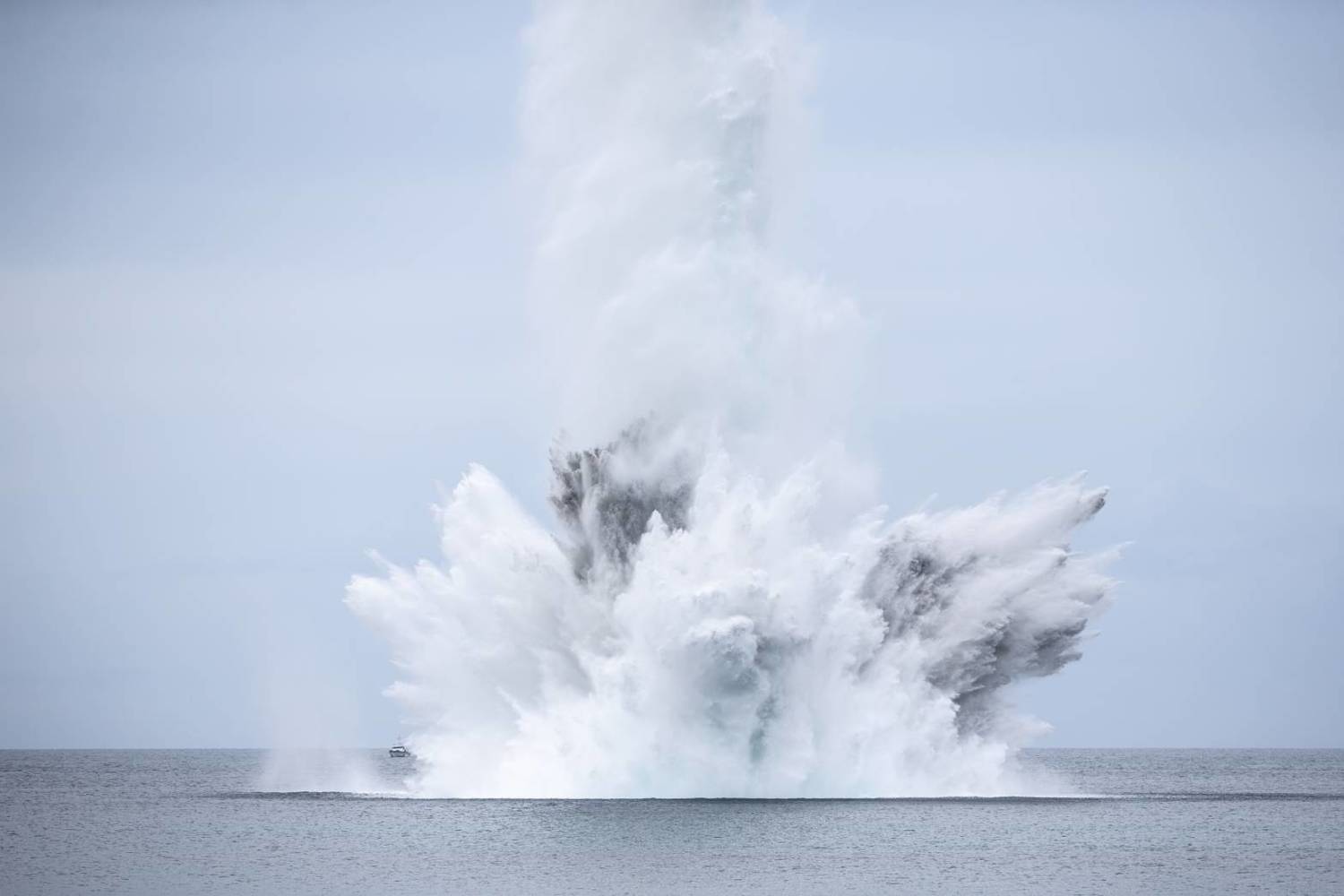 引爆瞬間海面激起巨大水花。 圖:取自國防部發言人臉書 引爆瞬間海面激起巨大水花。 圖:取自國防部發言人臉書