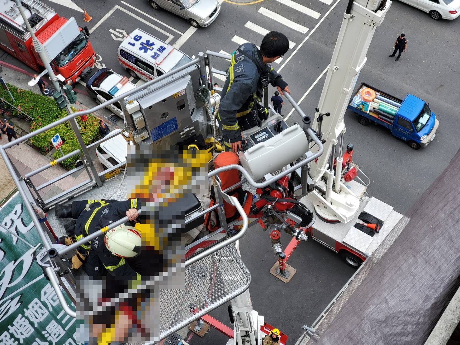 高雄公安意外,牆面倒塌,警方出動雲梯車救護傷者。 圖: 翻攝自網路 高雄公安意外,牆面倒塌,警方出動雲梯車救護傷者。 圖: 翻攝自網路