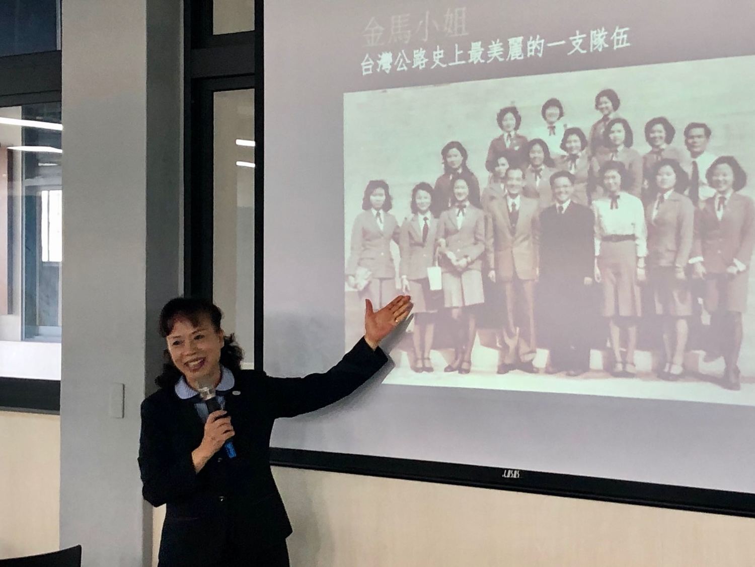 曠蘭美女士介紹當年擔任金馬小姐的風采。 圖:參山處/提供 曠蘭美女士介紹當年擔任金馬小姐的風采。 圖:參山處/提供