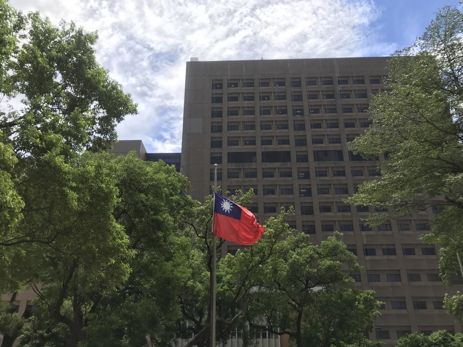 中央聯合辦公大樓(南棟)前今(31)天中午12點的下半旗照。 圖:內政部提供 中央聯合辦公大樓(南棟)前今(31)天中午12點的下半旗照。 圖:內政部提供