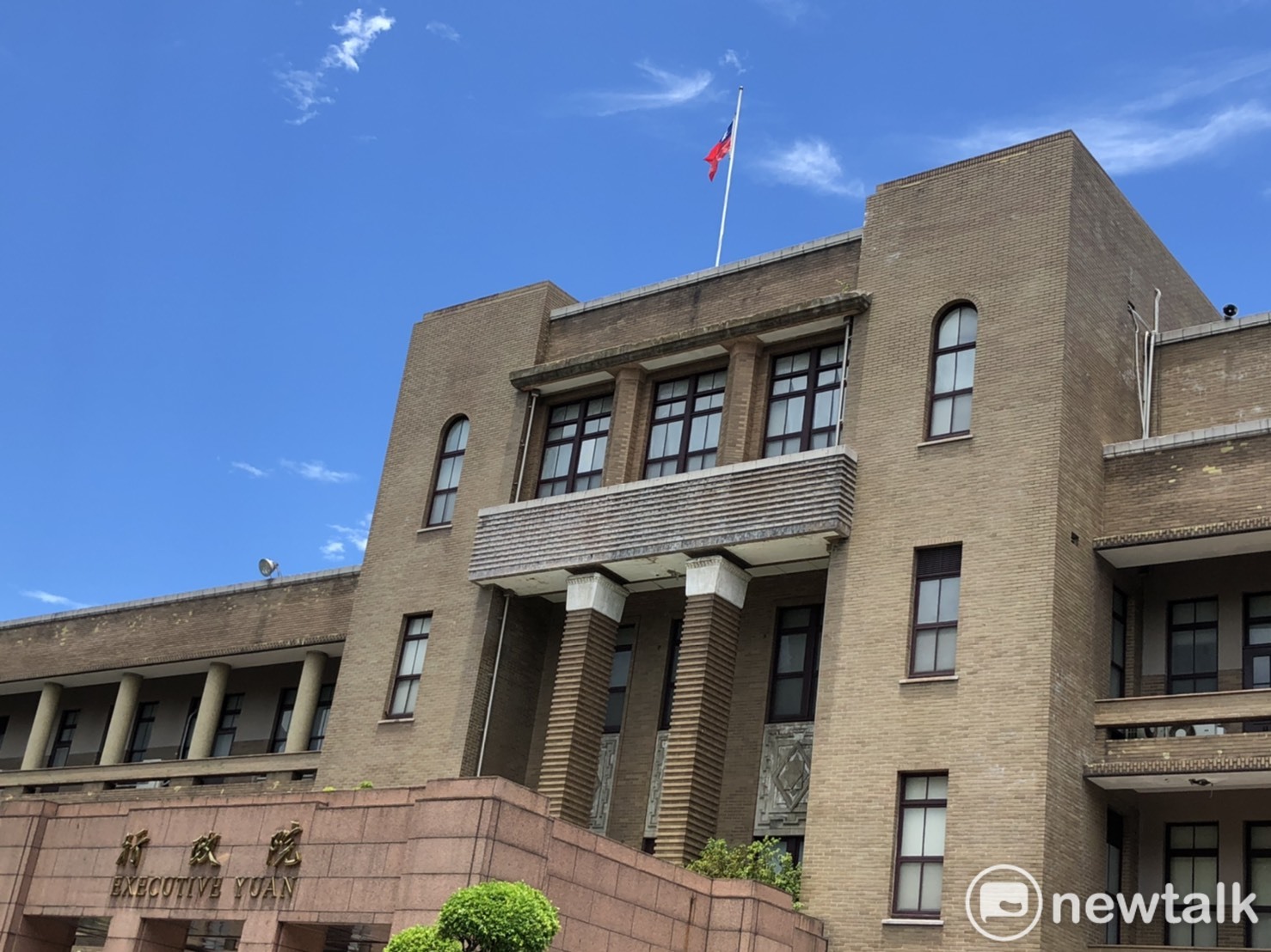 行政院今(31)天中午12時下半旗。 圖:謝莉慧/攝 行政院今(31)天中午12時下半旗。 圖:謝莉慧/攝