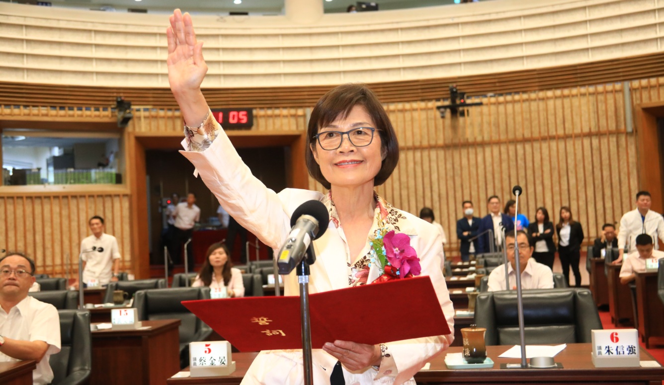 曾麗燕宣誓就任高市議長。 圖:高市議會/提供 曾麗燕宣誓就任高市議長。 圖:高市議會/提供