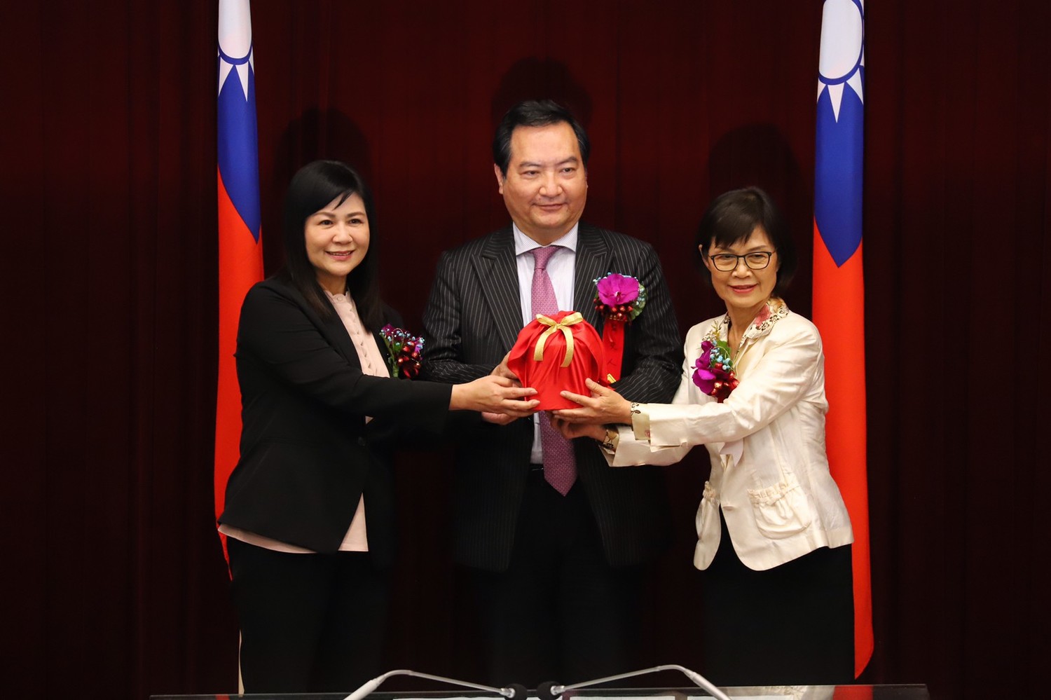高雄市新科議長曾麗燕(右)自陸淑美手中接下印信。 圖:孫家銘/攝 高雄市新科議長曾麗燕(右)自陸淑美手中接下印信。 圖:孫家銘/攝