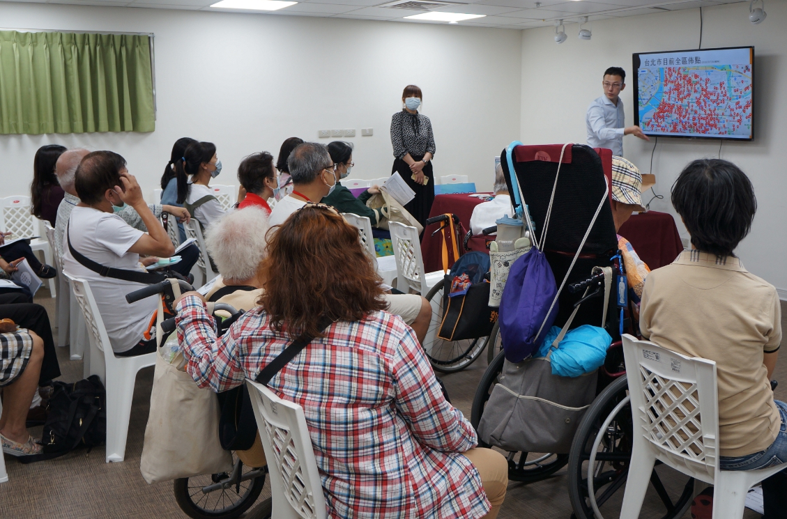 為民眾介紹使用智慧卡片時,民眾非常認同「在地尊嚴老化」與「即時協尋追蹤」的雙重目標 圖/智慧時尚公司提供 為民眾介紹使用智慧卡片時,民眾非常認同「在地尊嚴老化」與「即時協尋追蹤」的雙重目標 圖/智慧時尚公司提供