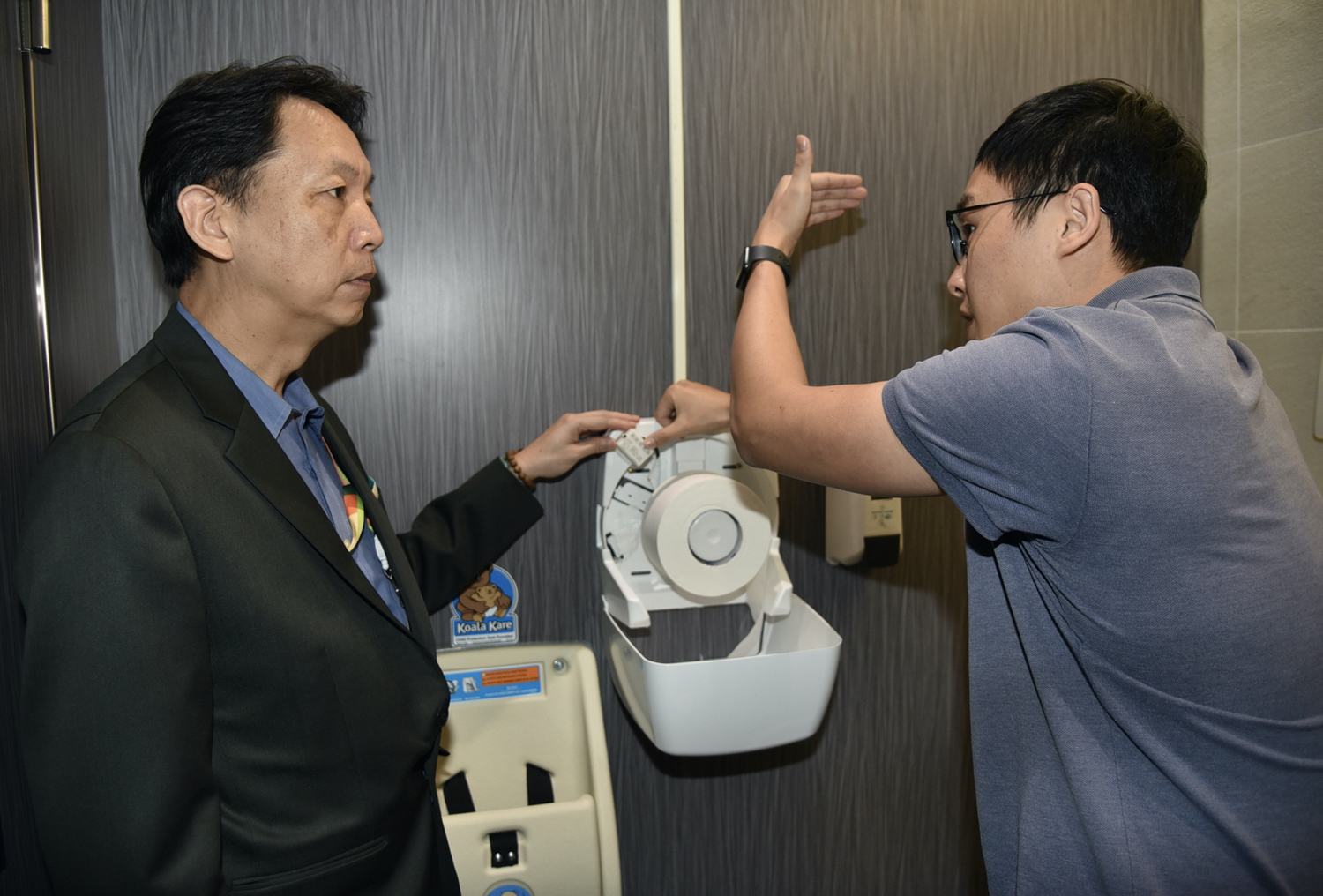 在衛生紙盒內安裝感測元件,捲紙量低於5%即會通知工作人員需注意更換衛生紙捲。 圖:桃園機場/提供 在衛生紙盒內安裝感測元件,捲紙量低於5%即會通知工作人員需注意更換衛生紙捲。 圖:桃園機場/提供