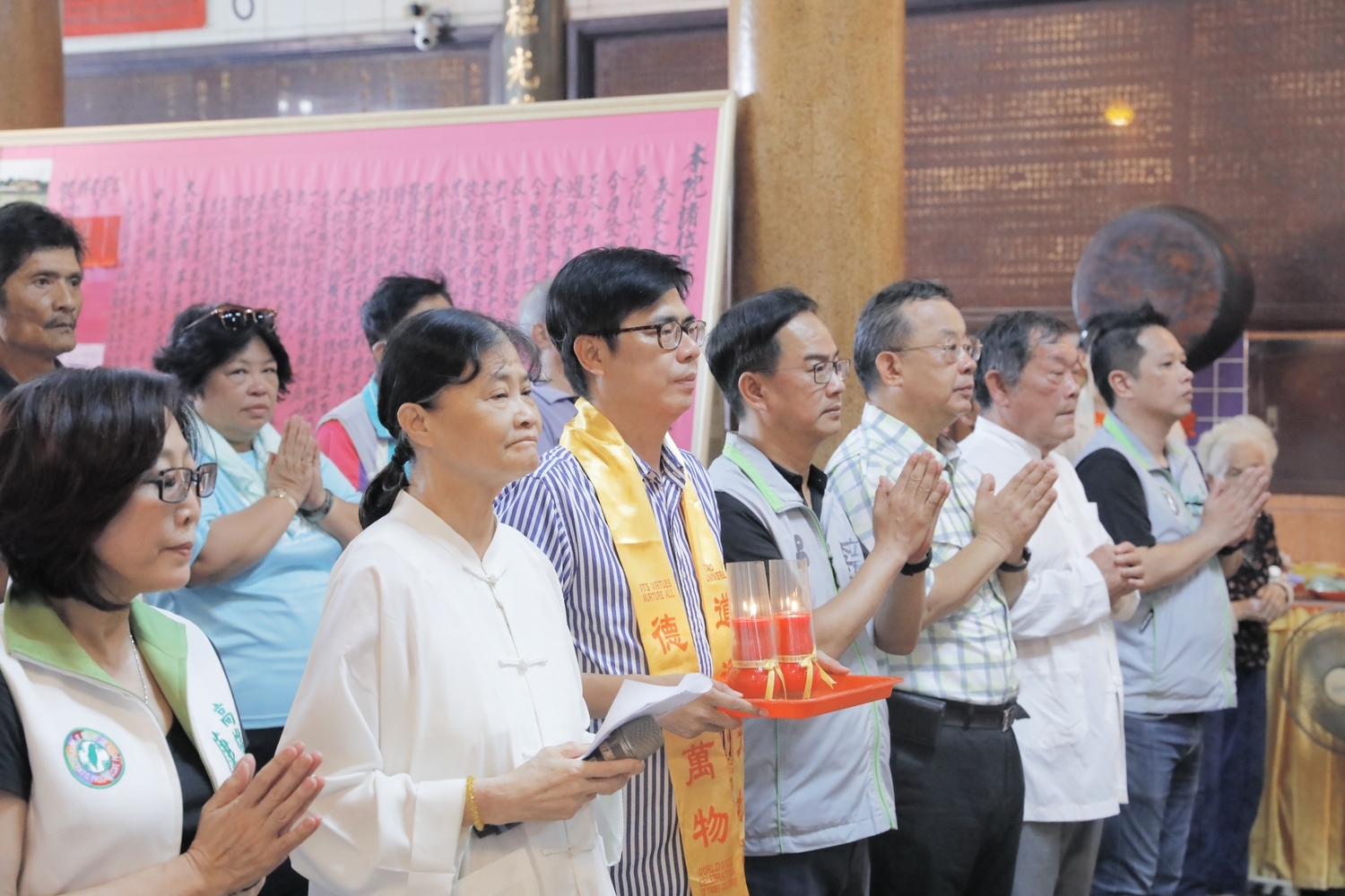陳其邁(左三)勤走宮廟參香。 圖:陳其邁競辦/提供 陳其邁(左三)勤走宮廟參香。 圖:陳其邁競辦/提供