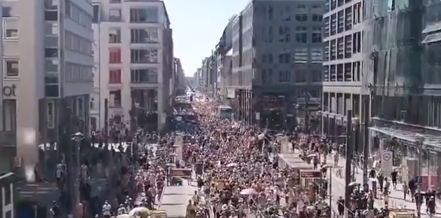 在當地時間1日,有數萬的德國人走上德國首都柏林街頭抗議政府採取的防疫措施。 圖:擷取自推特 在當地時間1日,有數萬的德國人走上德國首都柏林街頭抗議政府採取的防疫措施。 圖:擷取自推特