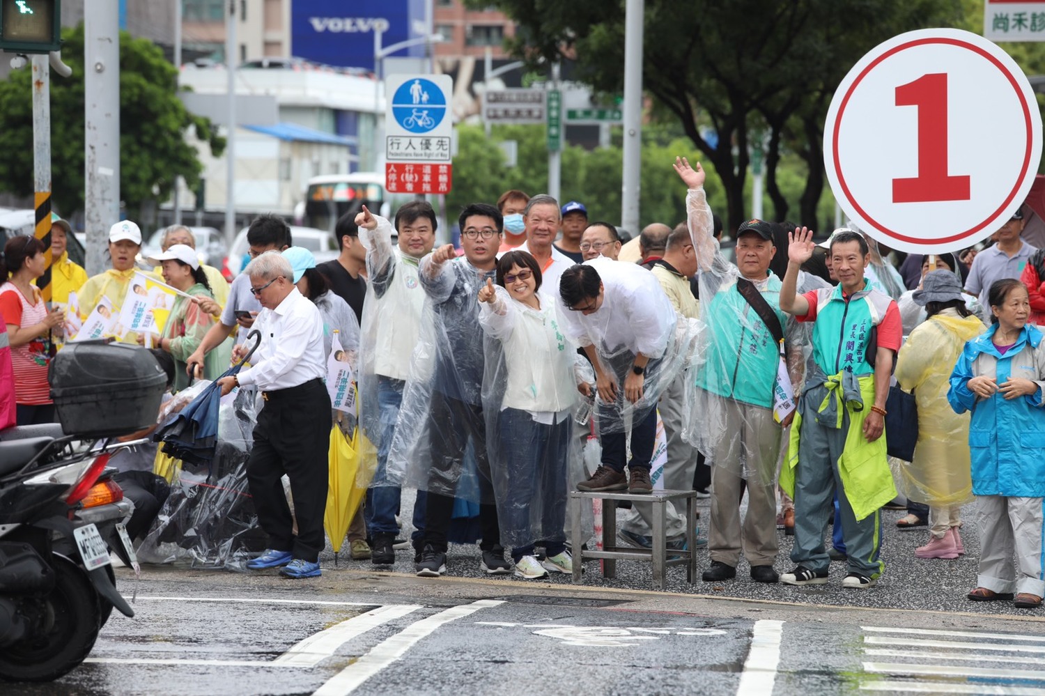 陳其邁與黨籍議員共同在路口向民眾拜票。 圖:陳其邁競辦/提供 陳其邁與黨籍議員共同在路口向民眾拜票。 圖:陳其邁競辦/提供