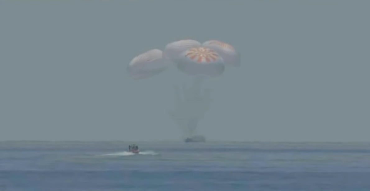 SpaceX太空船「飛龍奮進號」(Crew Dragon Endeavour),昨日以降落傘「濺落」方式降落在佛羅里達州彭薩科拉的外海。 圖:擷取自NASA Youtube SpaceX太空船「飛龍奮進號」(Crew Dragon Endeavour),昨日以降落傘「濺落」方式降落在佛羅里達州彭薩科拉的外海。 圖:擷取自NASA Youtube