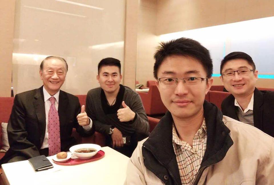 郁慕明與新黨晚輩合照 圖:擷取自臉書 郁慕明與新黨晚輩合照 圖:擷取自臉書