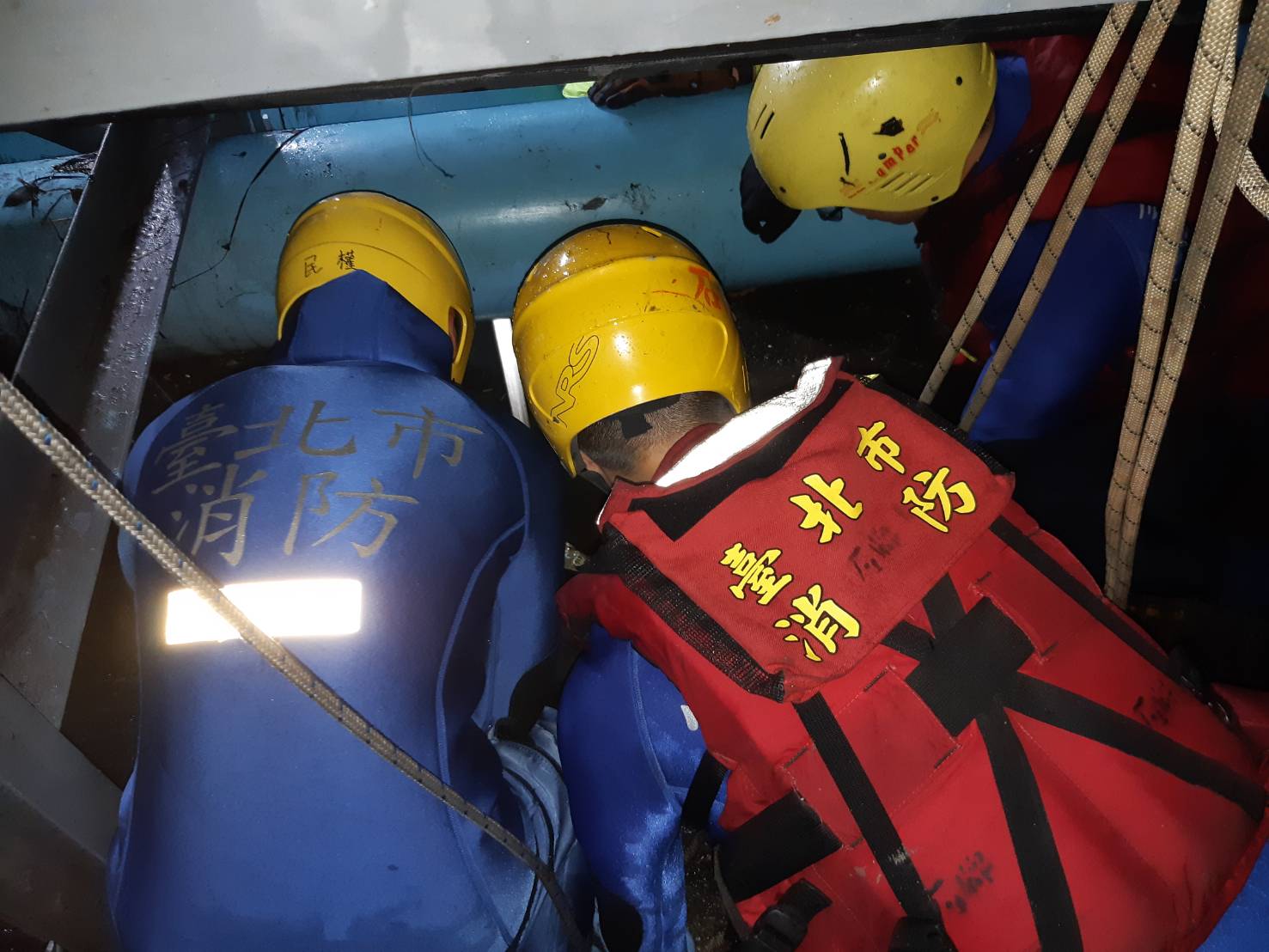 警消人員搜尋齊姓水利處技工。 圖:北市府 / 提供 警消人員搜尋齊姓水利處技工。 圖:北市府 / 提供