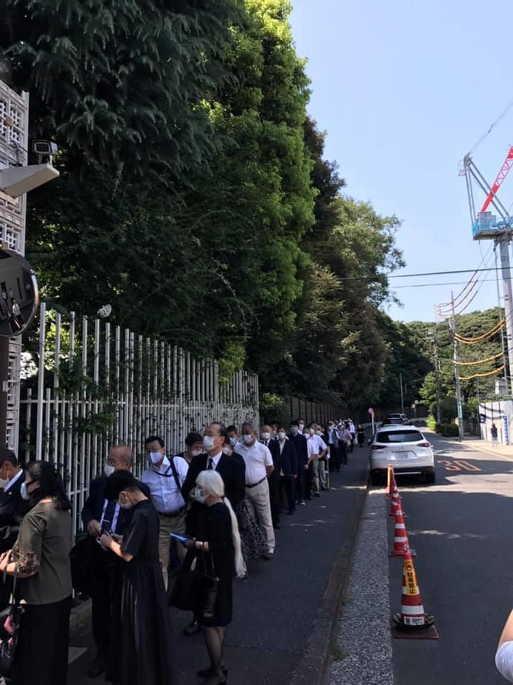 今天來悼念李前總統登輝的人數約有550人,圖為現場排隊人龍。 圖:取自謝長廷臉書 今天來悼念李前總統登輝的人數約有550人,圖為現場排隊人龍。 圖:取自謝長廷臉書