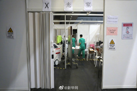 亞洲國際博覽館的社區治療設施啟用首日發生烏龍事件,一名女性被當成確診者送入該醫院治療,消息曝光後引起外界譁然。 圖:翻攝自微博 亞洲國際博覽館的社區治療設施啟用首日發生烏龍事件,一名女性被當成確診者送入該醫院治療,消息曝光後引起外界譁然。 圖:翻攝自微博